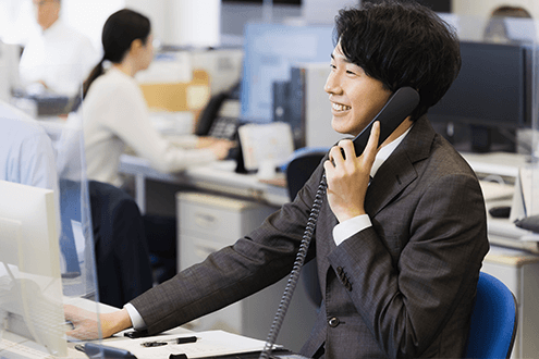 9:30～　朝礼後メールの確認やお客様との電話対応